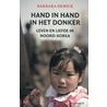 Hand in hand in het donker by Barbara Demick