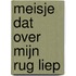 Meisje dat over mijn rug liep