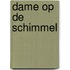 Dame op de schimmel