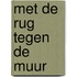 Met de rug tegen de muur