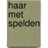 Haar met spelden