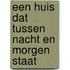 Een huis dat tussen nacht en morgen staat