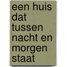 Een huis dat tussen nacht en morgen staat door P. Roelens