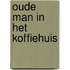 Oude man in het koffiehuis