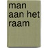 Man aan het raam