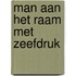 Man aan het raam met zeefdruk