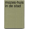 Mozes-huis in de stad door Boomen