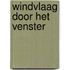 Windvlaag door het venster