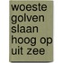 Woeste golven slaan hoog op uit zee