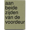 Aan beide zijden van de voordeur door L. de Haas