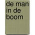 De man in de boom