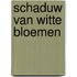 Schaduw van witte bloemen