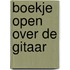 Boekje open over de gitaar