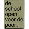 De school open voor de poort door M. Heylen