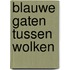 Blauwe gaten tussen wolken