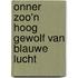 Onner zoo'n hoog gewolf van blauwe lucht