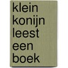 Klein konijn leest een boek door H. Dhamers