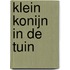 Klein konijn in de tuin