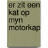 Er zit een kat op myn motorkap