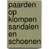 Paarden op klompen sandalen en schoenen