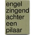 Engel zingend achter een pilaar