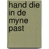 Hand die in de myne past