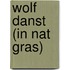 Wolf danst (in nat gras)