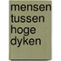 Mensen tussen hoge dyken
