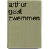 Arthur gaat zwemmen