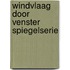Windvlaag door venster spiegelserie