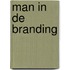 Man in de branding