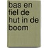 Bas en fiel de hut in de boom