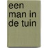 Een man in de tuin