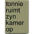 Tonnie ruimt zyn kamer op