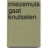 Miezemuis gaat knutselen door Onbekend