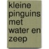 Kleine pinguins met water en zeep