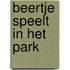 Beertje speelt in het park