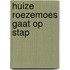 Huize roezemoes gaat op stap