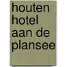 Houten hotel aan de plansee door Hans Molenaar