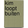 Kim loopt buiten door Heesakkers