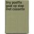 Tiny poeffie gaat op stap met cassette