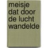Meisje dat door de lucht wandelde