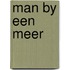 Man by een meer