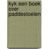 Kyk een boek over paddestoelen door Eerbeek