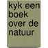 Kyk een boek over de natuur