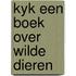 Kyk een boek over wilde dieren