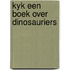 Kyk een boek over dinosauriers
