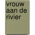 Vrouw aan de rivier