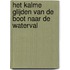 Het kalme glijden van de boot naar de waterval