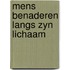 Mens benaderen langs zyn lichaam